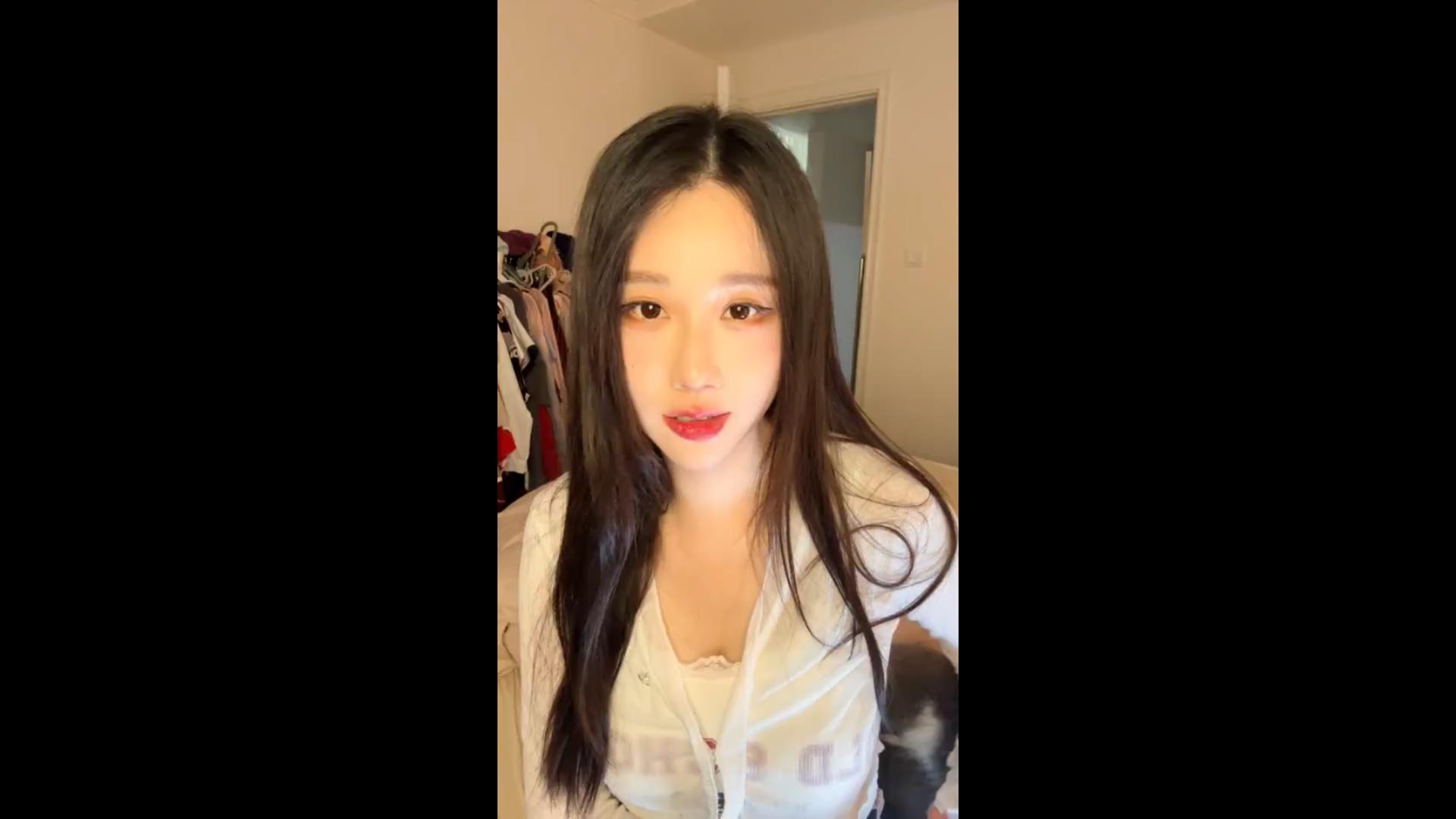轩子-2024.07.28(白色透视开衫印花上衣)