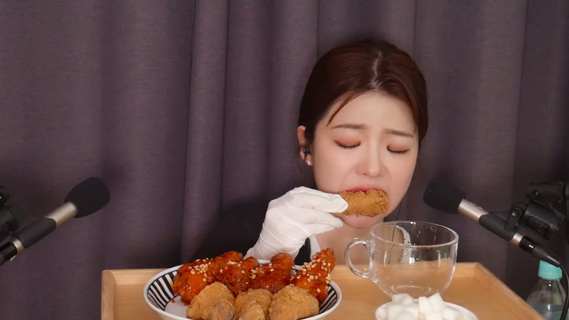 Yeonchu-咔嚓咔嚓（金黄酥脆）的黄金橄榄炸鸡，我吃给大家听了。这一天我甚至还梦到鸡呢..（鸡肉咀嚼声）