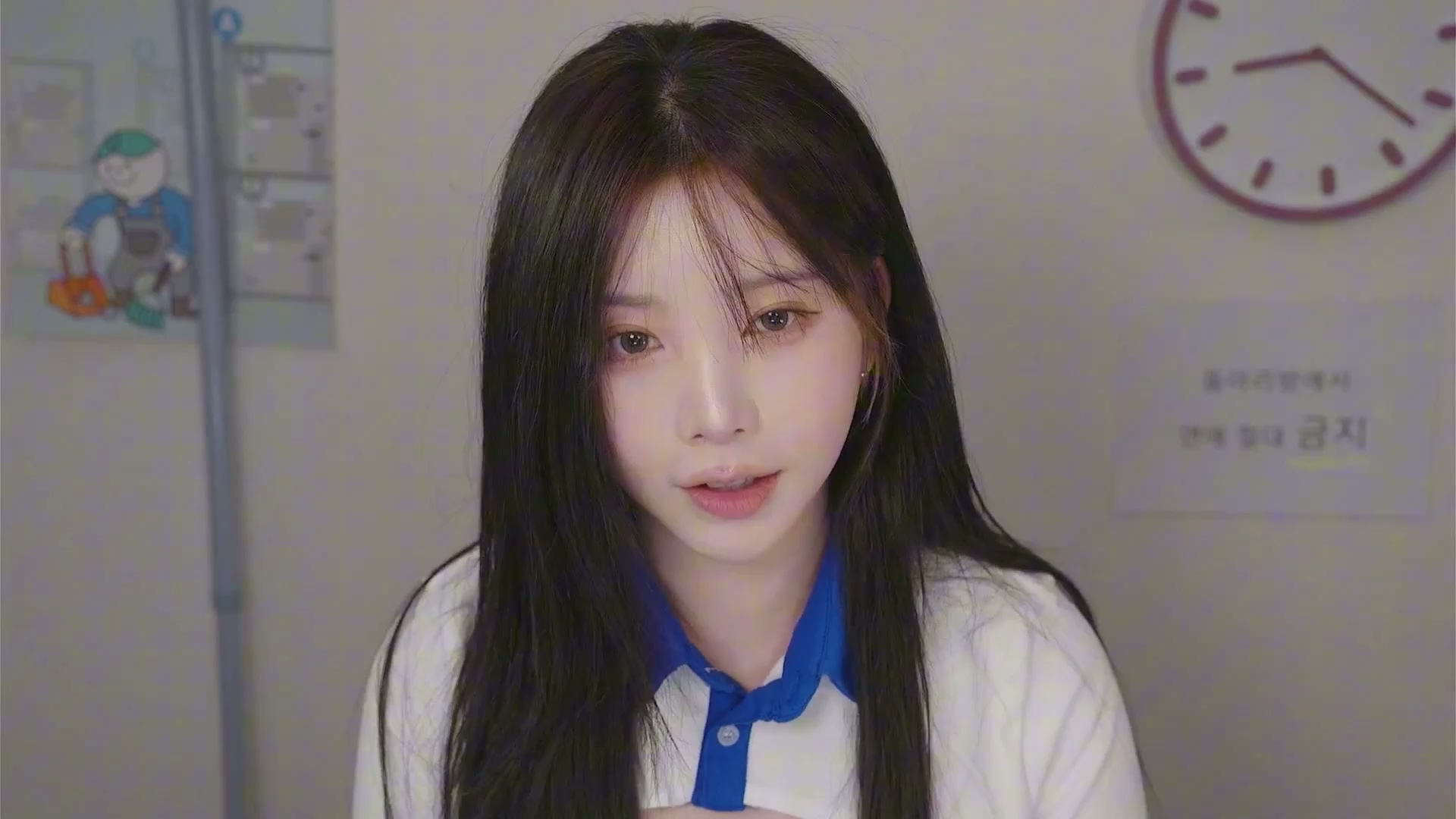Yoonying-在社团活动室里假装打扫，其实偷偷腻歪