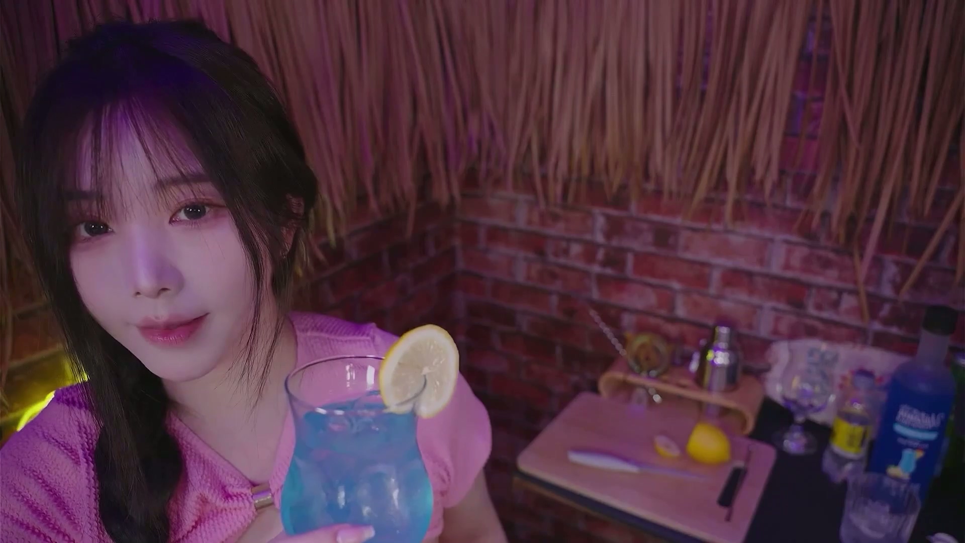 Yoonying-海边泳池派对的海滩酒吧，其实不是打工，而是在秘密调查！