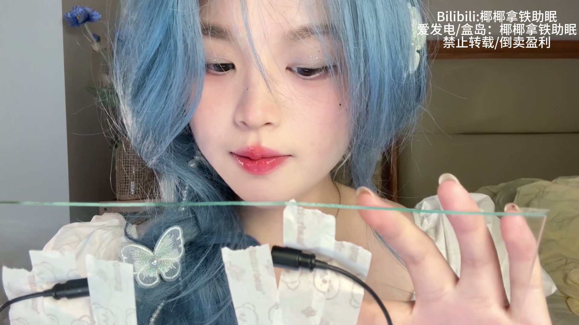 椰椰拿铁-玻璃板与蓝发少女舌尖的沉浸触感！纯白幻想