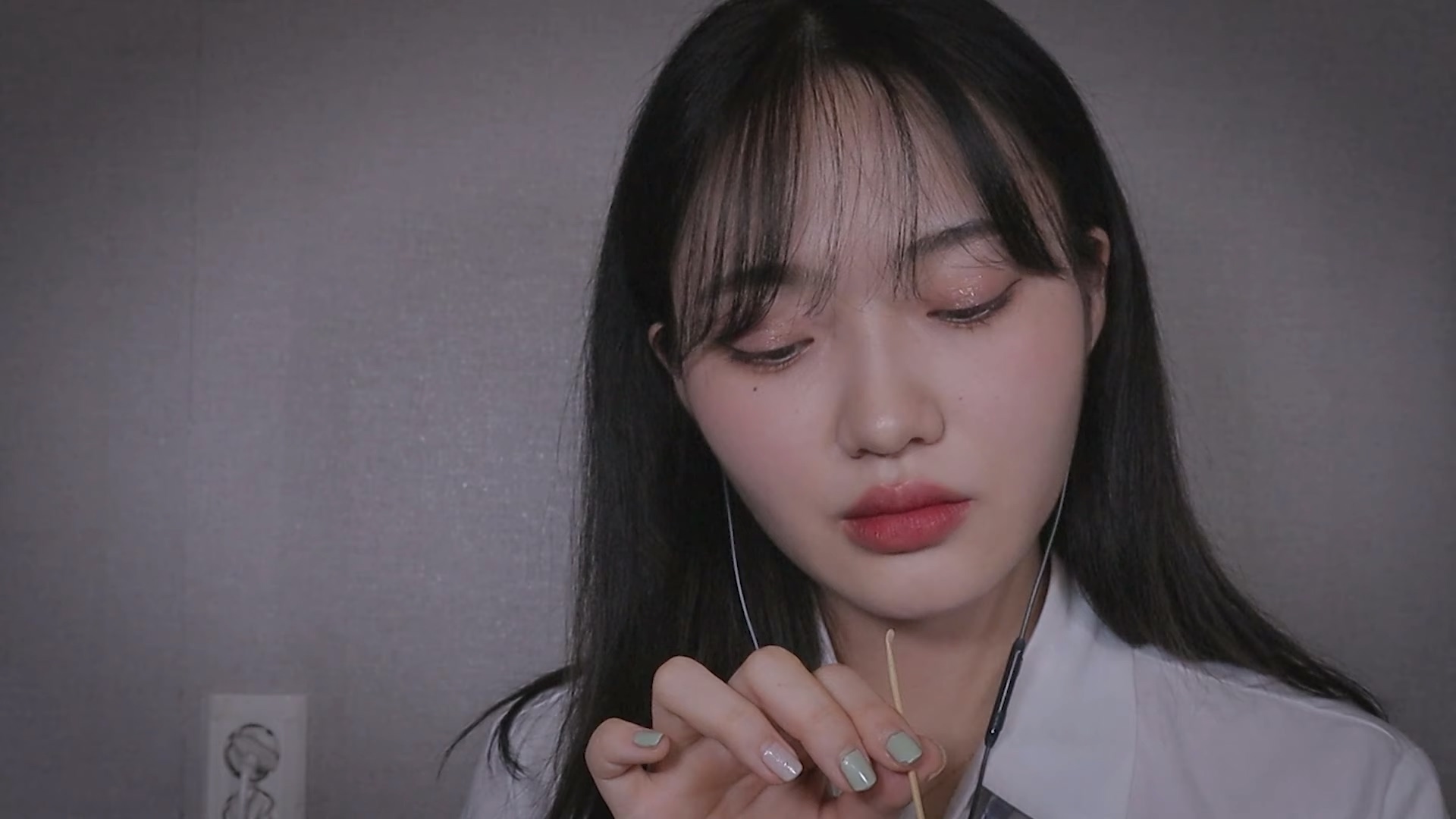 Nareun-体育课时在教室给你掏耳朵