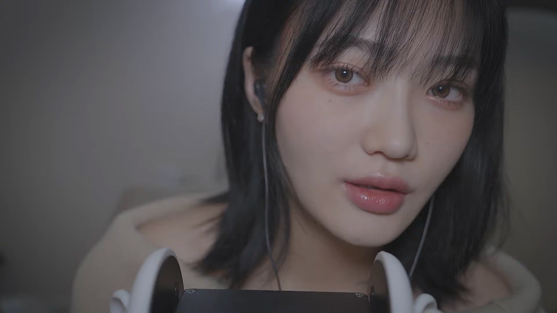 Nareun-戴乳胶手套给你做黏黏耳部按摩