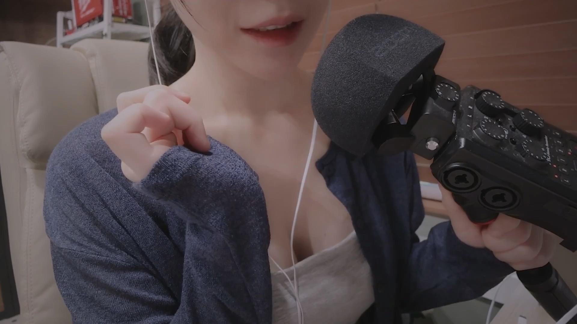 Yeonchu-轻声细语闲聊＋耳边吹气＋轻啃