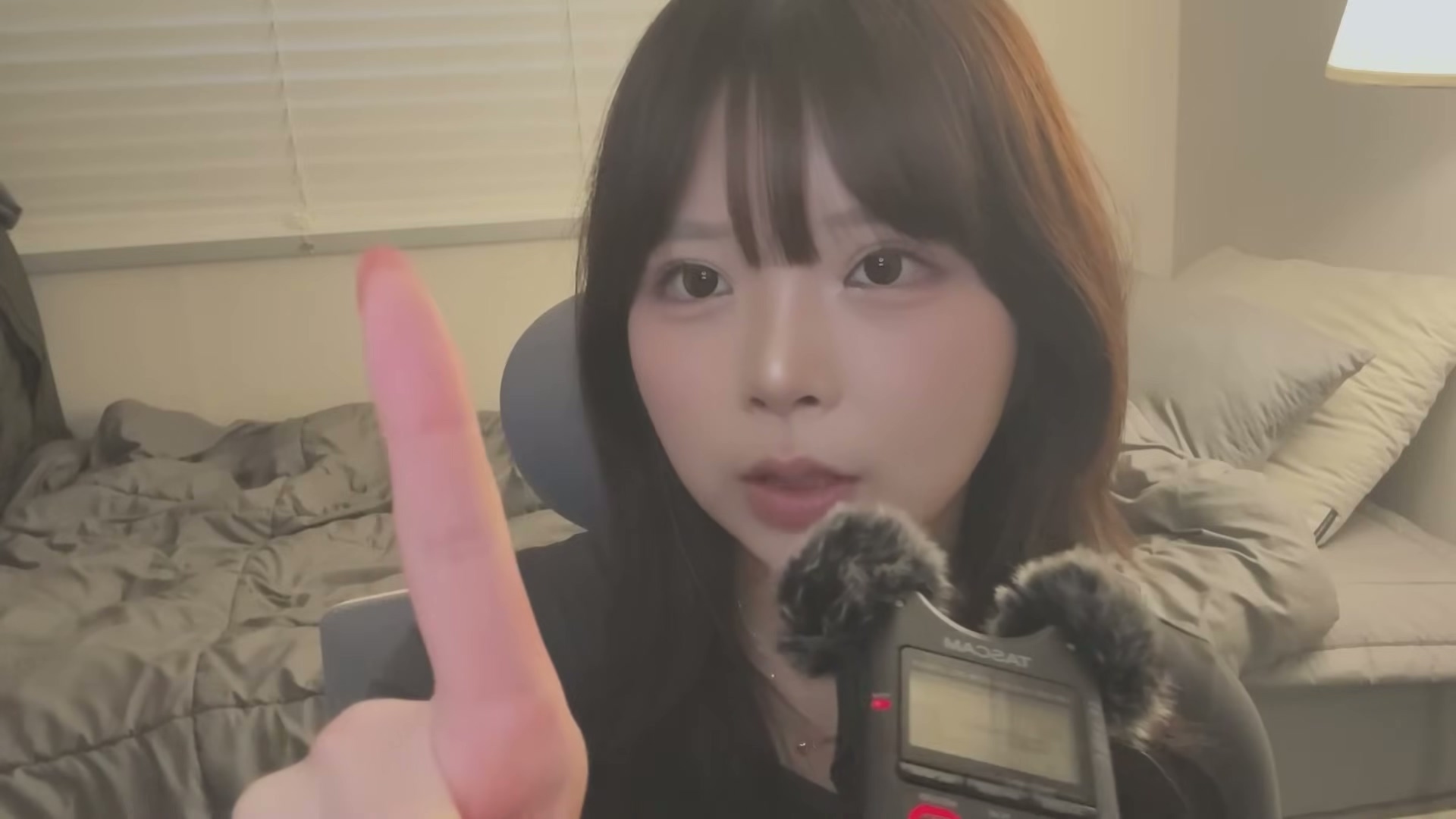 hanyung-跟我……说秘密吗？