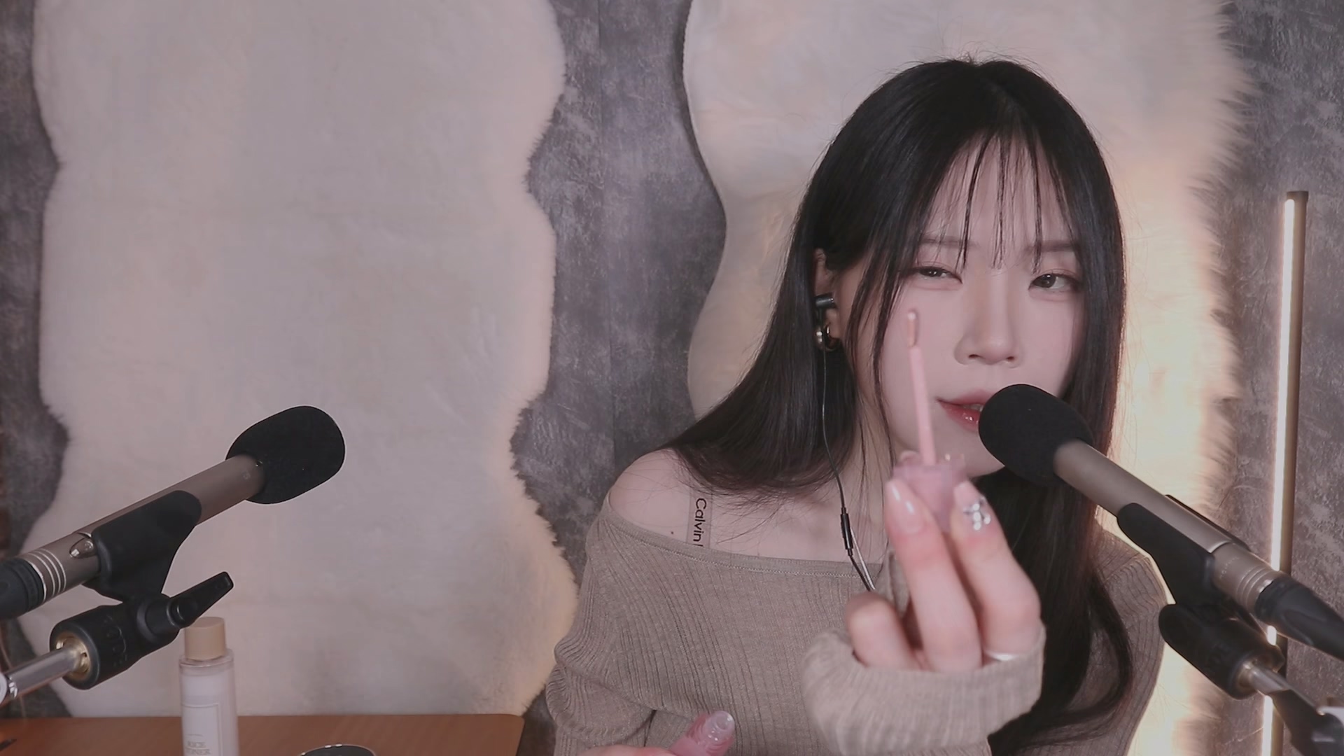 Nara-一边聊天一边涂浓郁唇彩