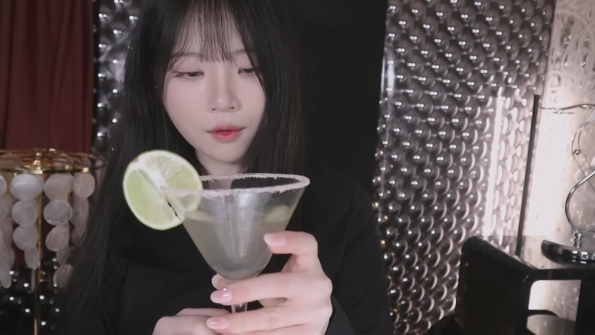 Nara-在充满🚬香烟与浪漫氛围的爵士酒吧里，来一杯鸡尾酒怎么样？