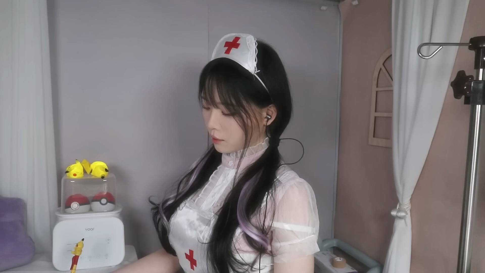 Nara-在宝可梦中心给可爱的百变怪治疗