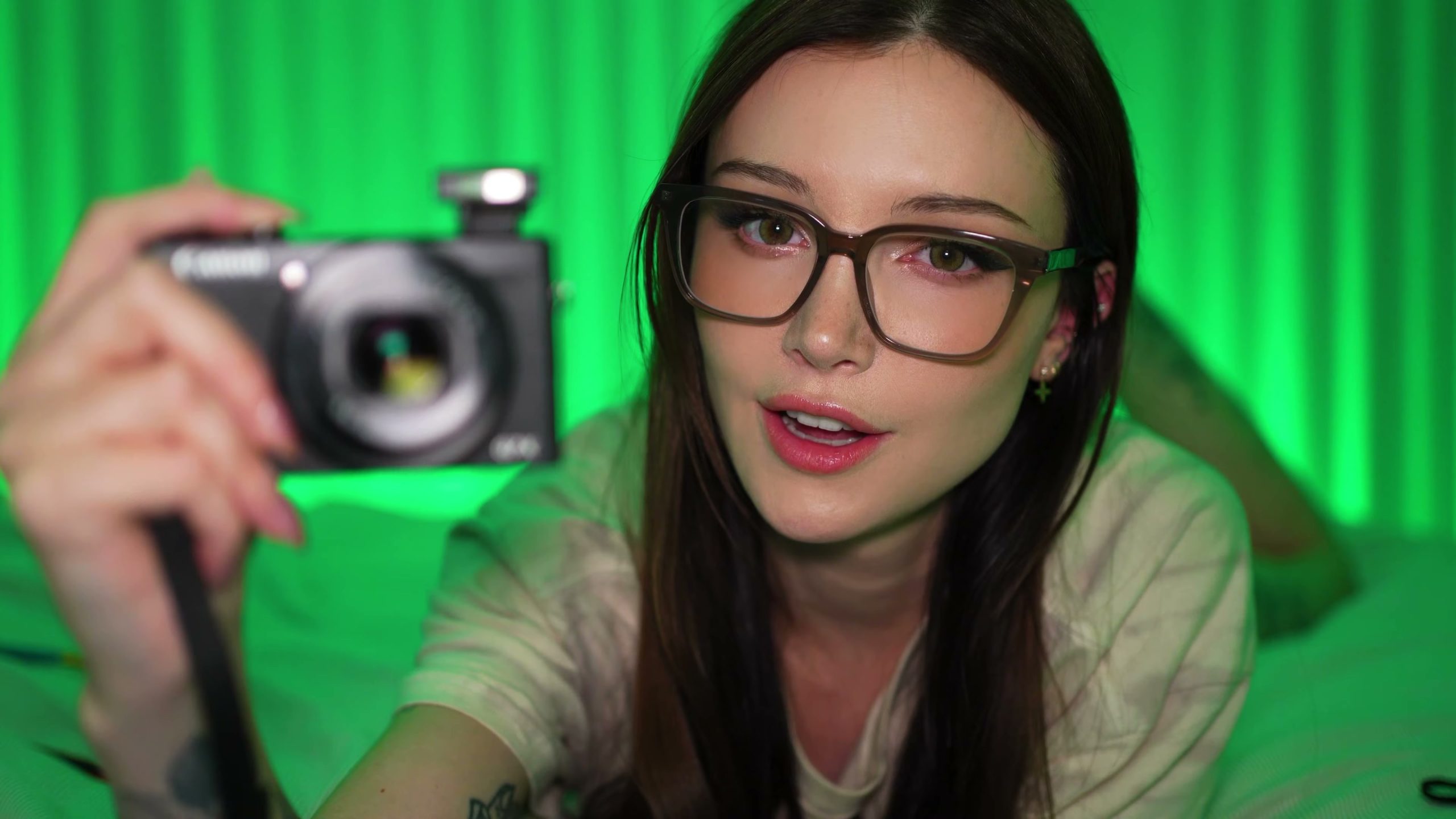 Dainty Wilder-对你着迷的ASMR女友，专注地为你画下模样