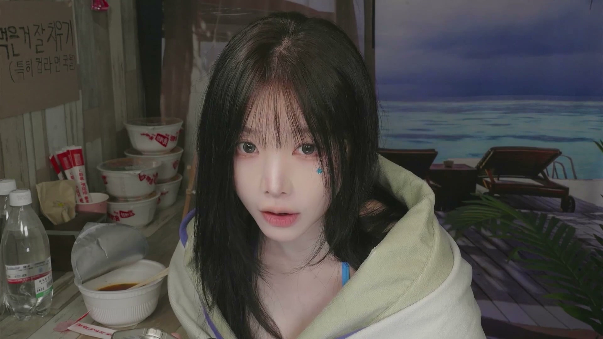 Yoonying-在凉爽的海边休息处小憩🏖️😴